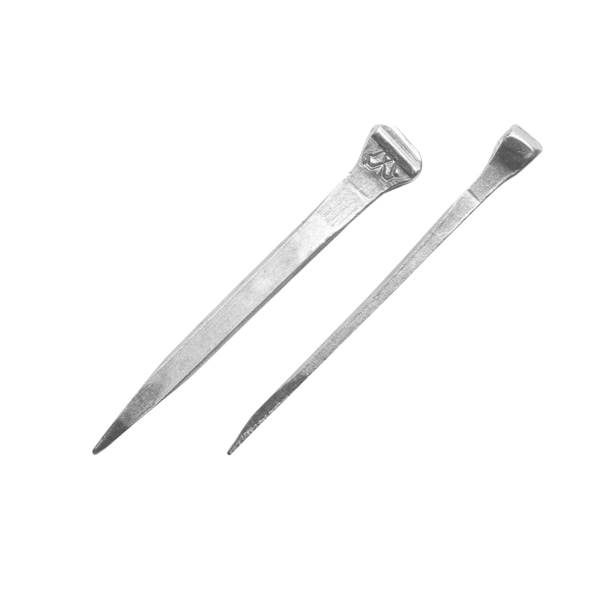 Clous de maréchalerie Mustad Race en acier, compatibles avec les fers à rainure en U pour une ferrure de performance.