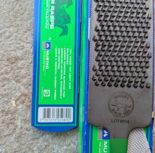 Vue de la râpe Heller eXceL Legend avec côté râpe et côté lime MultiGlide pour l'entretien des sabots de chevaux.