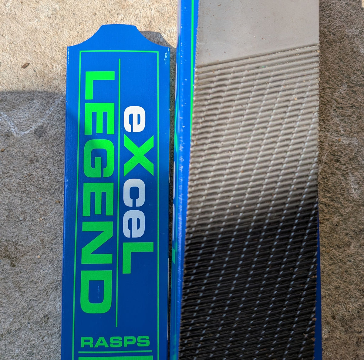Détail de la râpe Heller eXceL Legend, conçue pour offrir une coupe rapide et une finition lisse des sabots équins.