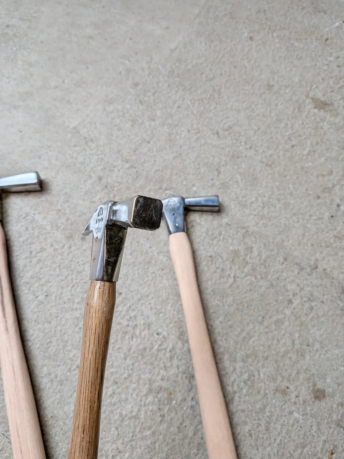 Marteau de maréchalerie Kahn Forge avec manche en bois, recommandé par La Boutique SMF
